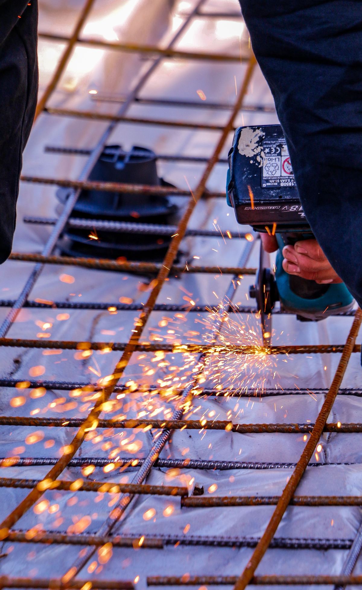 Trabajos de armado de acero y corte de varilla en obra