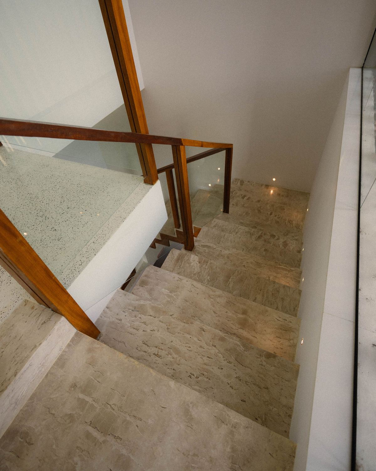 Terminaciones interiores: escalera revestida y baranda de madera