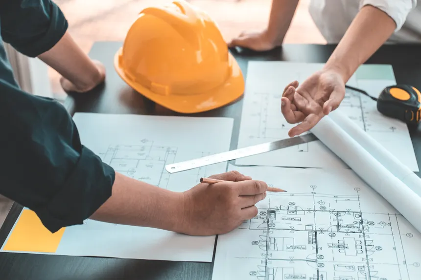 Planificación de obra sobre planos de construcción